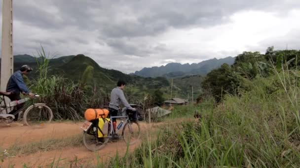 Dos Ciclistas Caminando Por Una Carretera Montaña Cao Bang Vietnam — Vídeo de stock