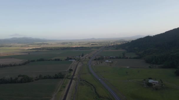 Vista Aérea Una Pequeña Carretera Casas Rodeadas Vastas Llanuras Cairns — Vídeos de Stock