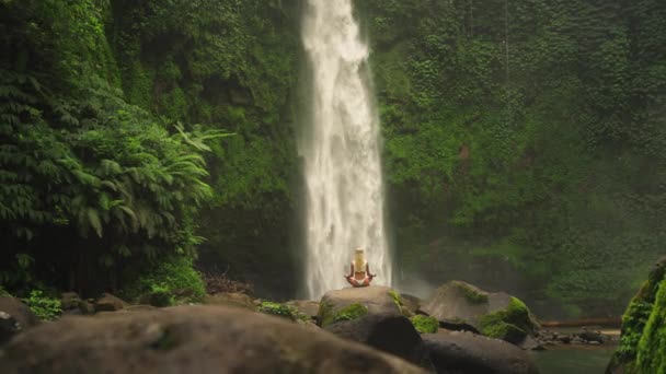 Mulher Zen Sukhasana Pose Fácil Com Poderosa Corrida Água Cachoeira — Vídeo de Stock