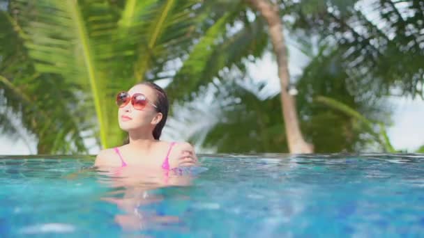 Mujer Tocando Gafas Sol Marco Mientras Baña Piscina Con Palmas — Vídeo de stock