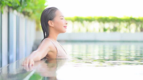 Frau Lehnt Sich Entspannt Schwimmbadrand Philippinischem Hotel Seitenblick Verlangsamt — Stockvideo