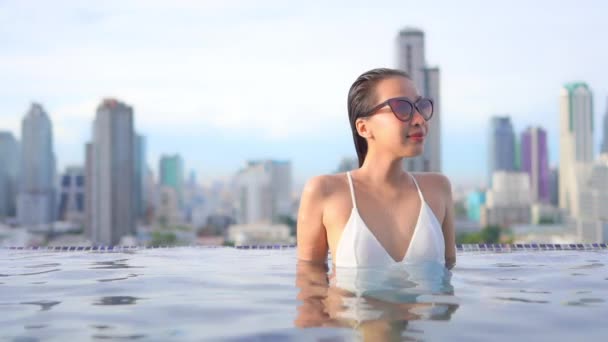 Çatı Katındaki Yüzme Havuzunda Gün Batımında Bangkok Şehrinin Ufuk Çizgisini — Stok video