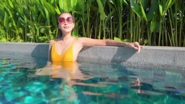 Femme Américaine Intérieur Eau Piscine Appuyant Sur Bord Piscine Dans — Video