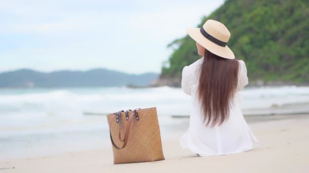 Mujer Irreconocible Sentada Una Playa Arena Blanca Frente Mar Con — Vídeo de stock