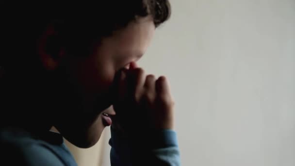 Αγόρι Τρίβοντας Μάτια Του Μια Αλλεργική Αντίδραση Απόθεμα Βίντεο — Αρχείο Βίντεο