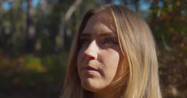 Mulher Loira Bonita Olhando Céu Ensolarado Floresta Outono Fechar — Vídeo de Stock