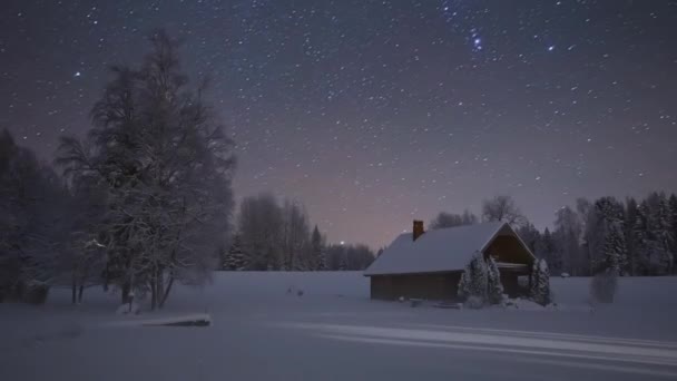 Paesaggio Invernale Con Casa Legno Circondata Neve Sotto Bellissimo Cielo — Video Stock