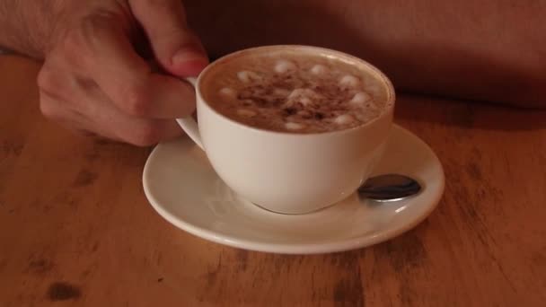 Vista Sección Baja Hombre Bebiendo Una Taza Capuchino Café — Vídeos de Stock