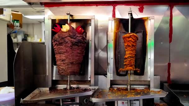 Shawarma Περιστρεφόμενο Όρθια Αργό Ψήσιμο Κάθετο Bbq Άφησε Φέτες Βοείου — Αρχείο Βίντεο