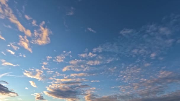 雲が流れる日の出のタイムラプスの曇天 — ストック動画