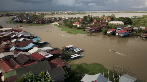 Banjir Desa Selama Musim Hujan Dengan Kapal Nelayan Asia Tenggara — Stok Video