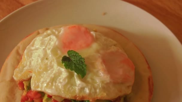 Pain Pita Avec Salade Avocats Tomates Garnie Œufs Frits Pour — Video
