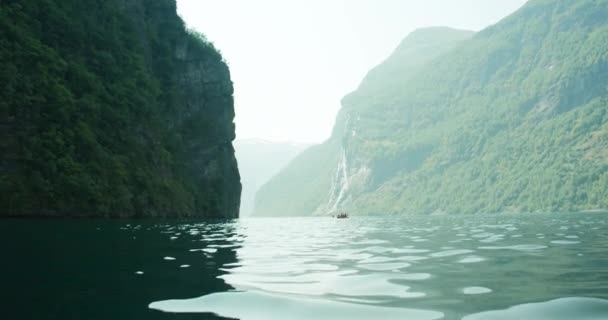 Ludzie Wiosłują Kajakiem Ogromnym Klifie Fiordu Geiranger Porannym Słońcu — Wideo stockowe