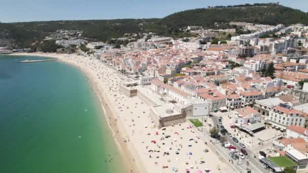 Playa Sesimbra Llena Turistas Durante Las Vacaciones Disparo Dron Orbital — Vídeos de Stock