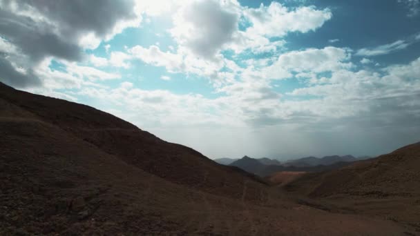 Drone Tiro Rápido Movimiento Lado Lado Camino Dentro Del Desierto — Vídeo de stock