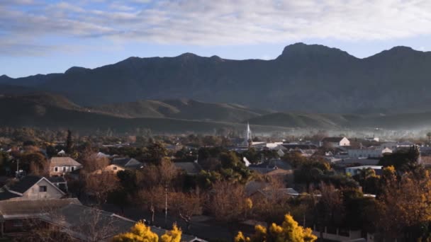 Pan Tiro Sobre Área Urbana Luz Mañana Con Cordillera Brumosa — Vídeo de stock