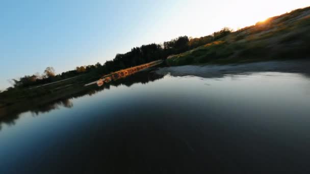 Dron Fpv Wystrzelony Nad Rzeką Polami Zachód Słońca Wsi Bawaria — Wideo stockowe