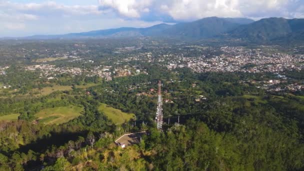 Torre Comunicación Móvil Las Montañas Vista Aérea Con Ciudad Fondo — Vídeos de Stock