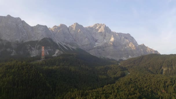 Luchtfoto Van Zugspitze Berg Het Bos Van Beieren Rondcirkelen Drone — Stockvideo