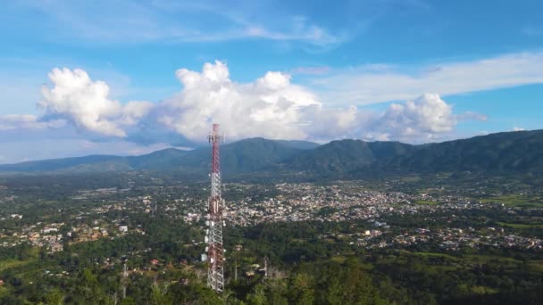 Torre Comunicación Las Montañas Vista Aérea Con Naturaleza Ciudad Parte — Vídeos de Stock