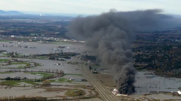Αεροφωτογραφία Της Αποθήκης Πυρκαγιά Και Πλημμυρισμένο Τοπίο Του Abbotsford Στη — Αρχείο Βίντεο