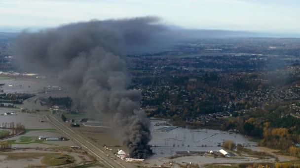 Ciemny Dym Powstający Płonącego Magazynu Kolumbii Brytyjskiej Kanada Deszczu Antena — Wideo stockowe