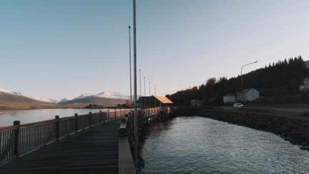 Statische Aufnahme Von Promenade Und Straße Mit Verkehr Akureyri Island — Stockvideo