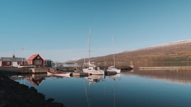 Zeilboten Afgemeerd Aan Kleine Steiger Akureyri Ijsland Rustige Zonnige Ochtend — Stockvideo