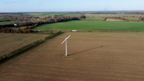 Uma Única Turbina Eólica Meio Campo Arado — Vídeo de Stock