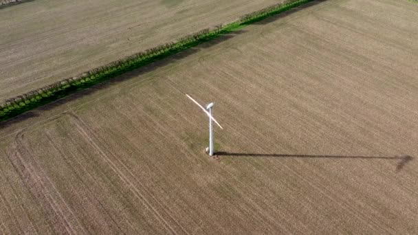 Jediná Větrná Turbína Uprostřed Oraného Pole — Stock video