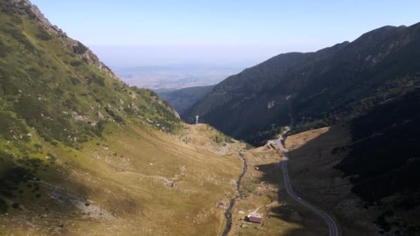 ルーマニアのカルパティア山脈のトランスファガラーサン道路を飛ぶドローンショット — ストック動画