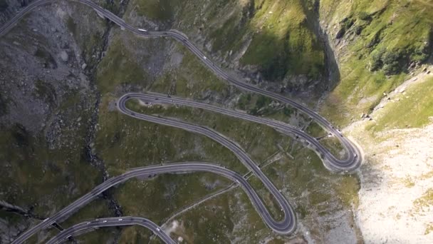 Yaz Güneşinde Sarmal Bir Dağ Yolunda Giden Arabaların Yukarıdan Aşağıya — Stok video