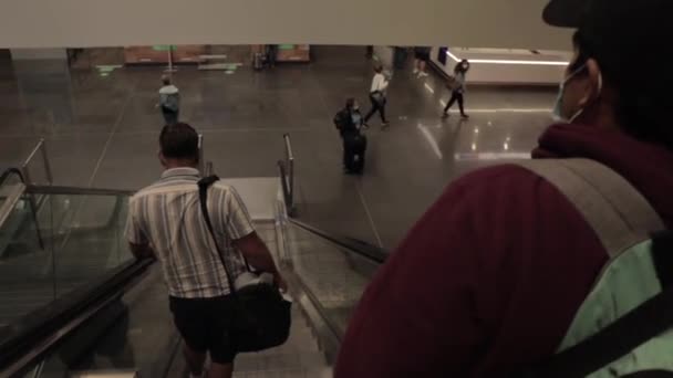 Dois Homens Descendo Escadas Rolantes Aeroporto Frankfurt Partir Perspectiva Traseira — Vídeo de Stock