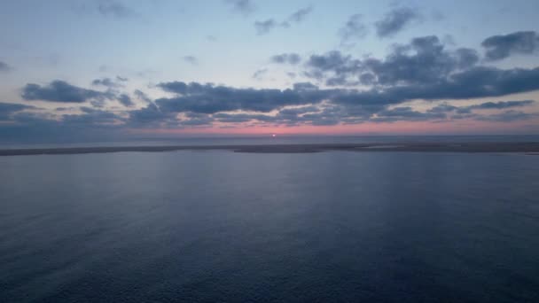 Tramonto Rosa Blu Unico Attraverso Oceano Con Paesaggio Nuvoloso Drammatico — Video Stock