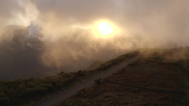 Bright Sun Obscure White Clouds Fog Mountain Στο Νησί Μαδέρα — Αρχείο Βίντεο