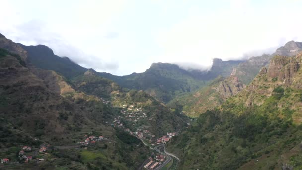 Natursköna Bergsutsikter Omgiven Staden Strålande Dag Madeira Portugal Antenn — Stockvideo