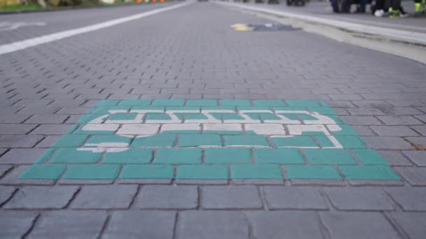 Close Van Het Elektrische Busbord Rijstrook Passagiers Wachten Bij Bushalte — Stockvideo