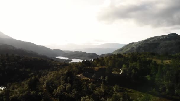 Aérea Una Cabaña Verde Hermoso Paisaje Norway Puesta Del Sol — Vídeo de stock