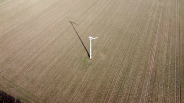 Aerogenerador Girando Con Sombra Larga Campo — Vídeos de Stock