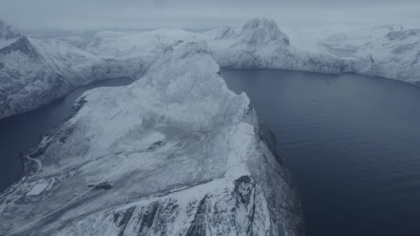 Vista Aérea Sobre Nevada Montaña Segla Invierno Senja Noruega Revés — Vídeo de stock