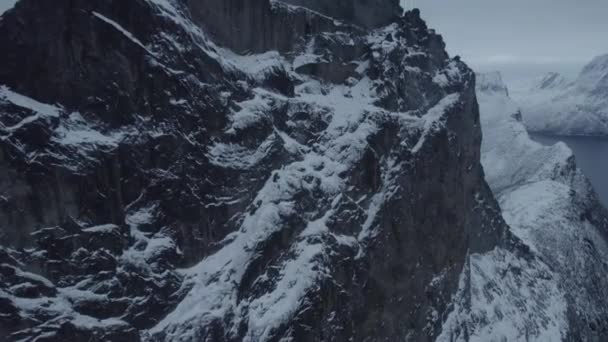 Vista Aérea Dos Detalhes Montanha Segla Rochosa Nevada Dia Gelado — Vídeo de Stock