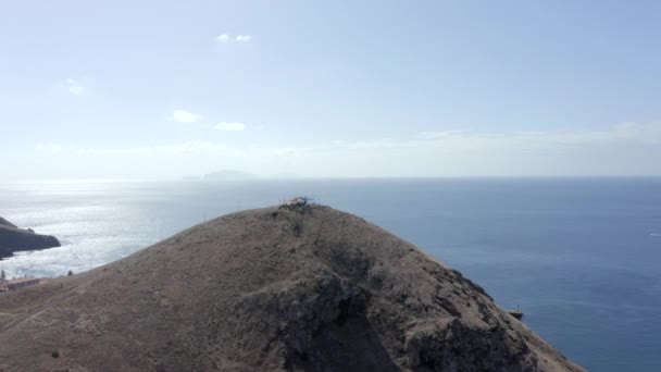 カペラ ノッサ セノラ ピエデの空中ビュー 私たちの慈悲のチャペルの聖母カナリア島 マデイラ島 ポルトガル アプローチ — ストック動画