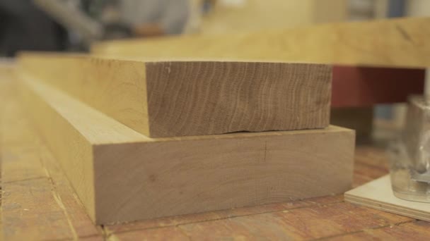 橡木木板堆放在木匠的工作台上 — 图库视频影像