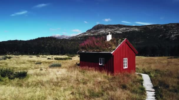 Powstańcze Ujęcie Małej Czerwonej Kabiny Brawurowej Skandynawskiej Naturze — Wideo stockowe
