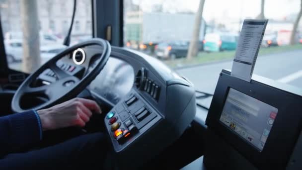 Blick Aus Dem Inneren Des Elektrobusses Fahrer Drückt Stromabnehmer Auf — Stockvideo