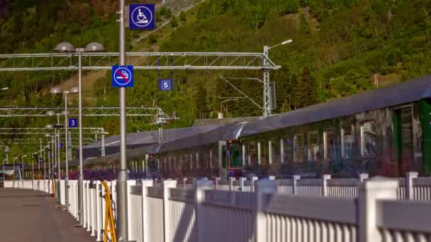 Norvégiai Bázisállomáson Felszálló Festői Flam Vasúti Vonatra Érkező Utasok Időkorlát — Stock videók