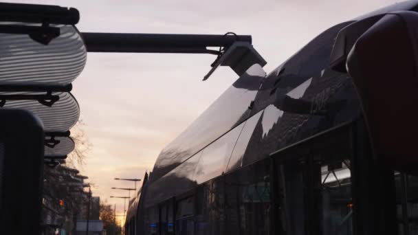 Närbild Avgående Elbuss Morgonen Efter Laddning Förnybar Vid Energistationen Begreppet — Stockvideo