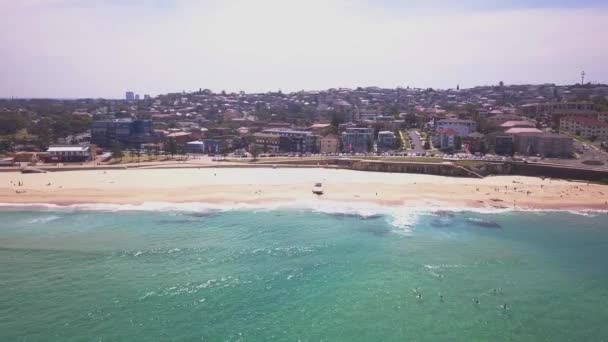 Seitenschwenk Über Die Küste Von Maroubra Beach Sydney Mit Stadtbild — Stockvideo