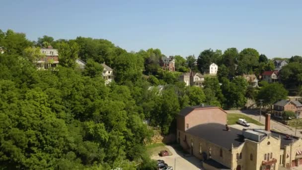 Schöne Luftaufnahme Der Klassischen Backsteinkirche Galena Illinois Sumemr Day — Stockvideo