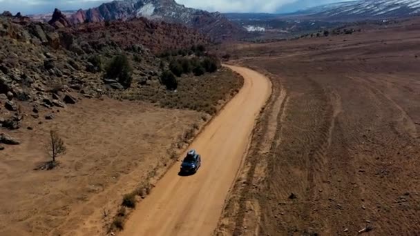 Luchtfoto Van Een Auto Stoffige Weg Drone Shot Van Een — Stockvideo